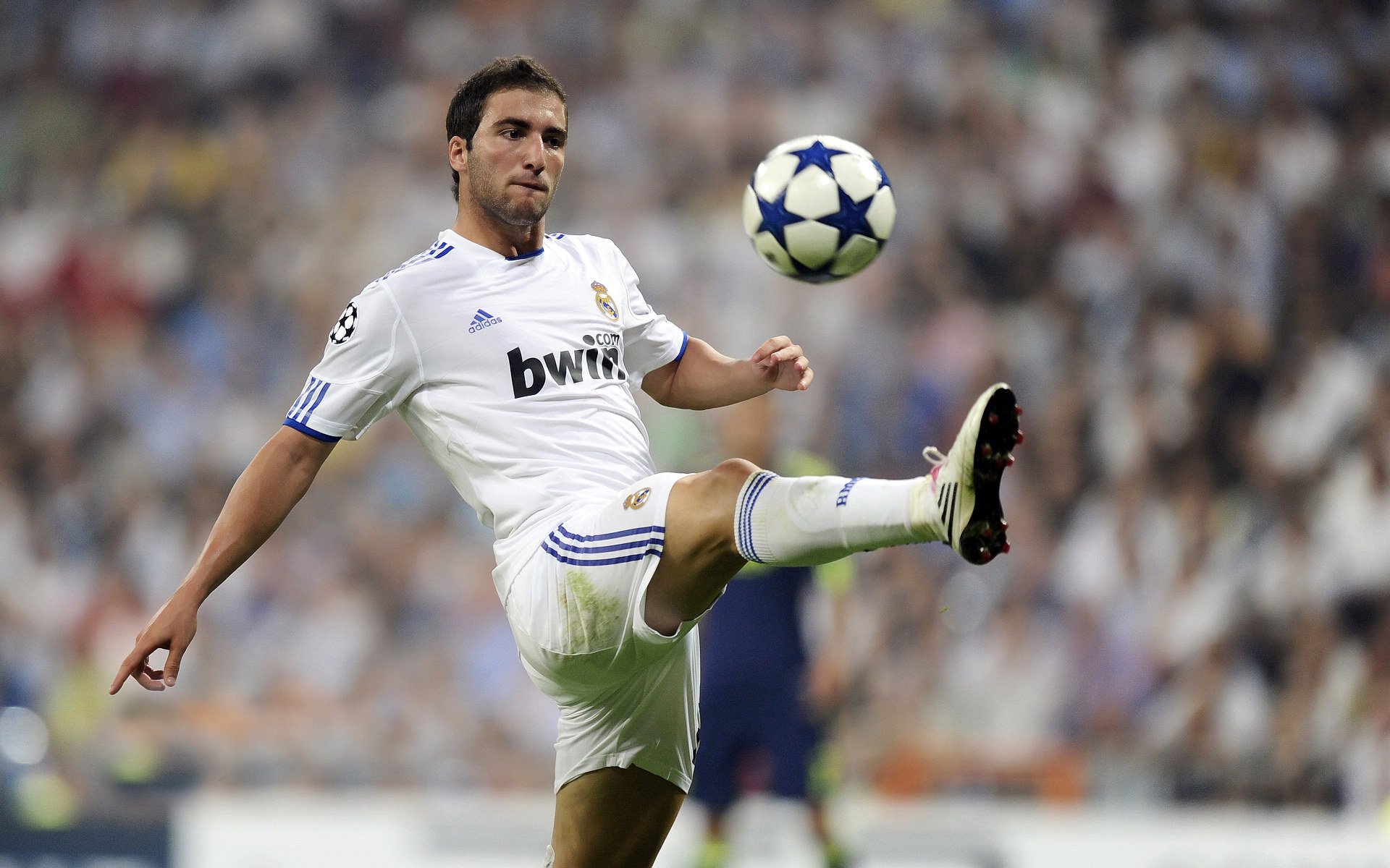 瑞士队中场罗德里格斯在巴黎奥运会上展现出强大的组织能力,罗德里格斯 委内瑞拉